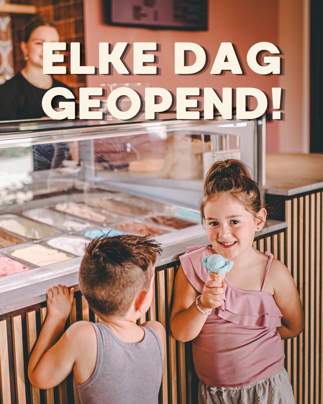 Goed nieuws! 🎉
Tijdens de kermis is onze ijsbar iedere dag geopend van 14.00 tot 20.30 uur!
Kom gezellig langs en geniet van een heerlijk ijsje terwijl je van de kermissfeer geniet! 🎡
En voor de ouders hét perfecte plekje om te genieten op het terras én ondertussen de kids vanaf een afstandje in de gaten houden. Win-win toch?😉
Zien we jullie tijdens de kermis? Tot snel! 🍦