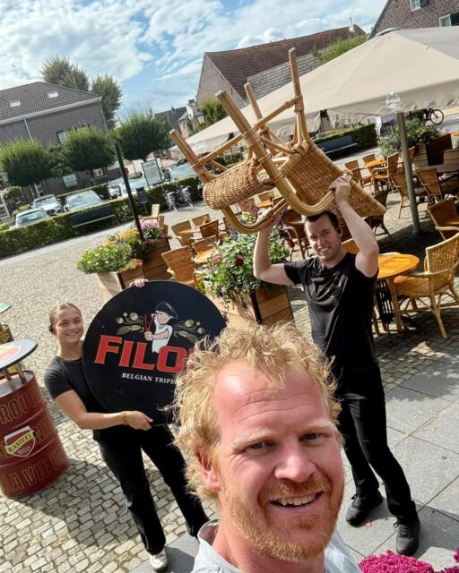 Workout weer gedaan! 💪☀️
🎠 De carrousel heeft weer plaatsgemaakt voor ons terras. Stoelen op hun plek, bloemen erbij en wij zijn er helemaal klaar voor! 🙌
Nu gaan we voor een top nazomer met hopelijk nog heel veel mooie terrasdagen. 🍻☀️
Zien we jou binnenkort op ons terras? 😍